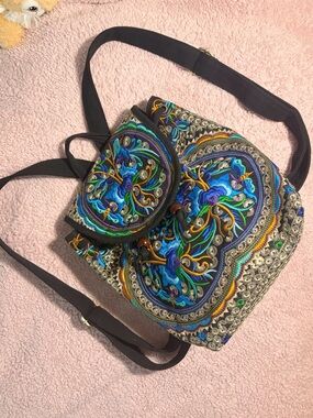 Embroidered Floral Pattern Crossbody Bag in Multicolor